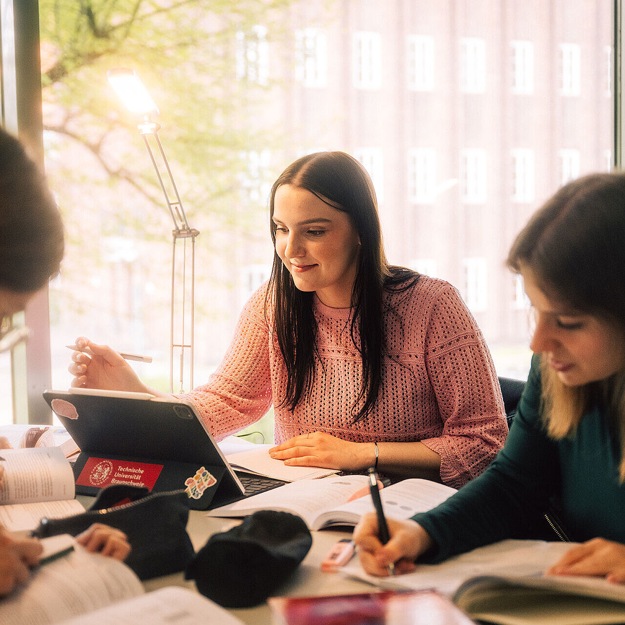 Studierende beim Lernen in der Universitätsbibliothek
