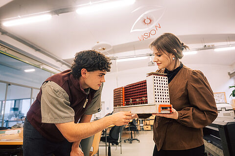 Studierende in der Modellbauwerkstatt