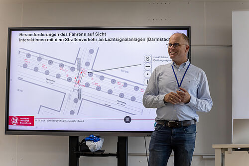 Prof. Dr.-Ing. Lars Schnieder während seiner Präsentation