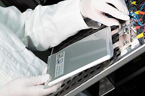 Zu sehen ist die Arbeit an einer Batteriezelle.