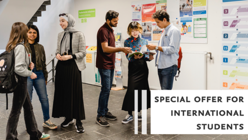 Sechs Studierende stehen in kleinen Gruppen und tauschen sich miteinander aus. Das Bild hat die Aufschrift "Special offer for international students".
