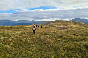 Eine Gruppe von Wanderern in den schottischen Highlands.