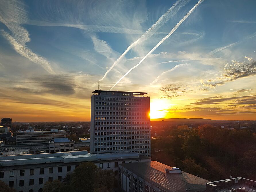 Sonnenaufgang hinter dem Okerhochhaus