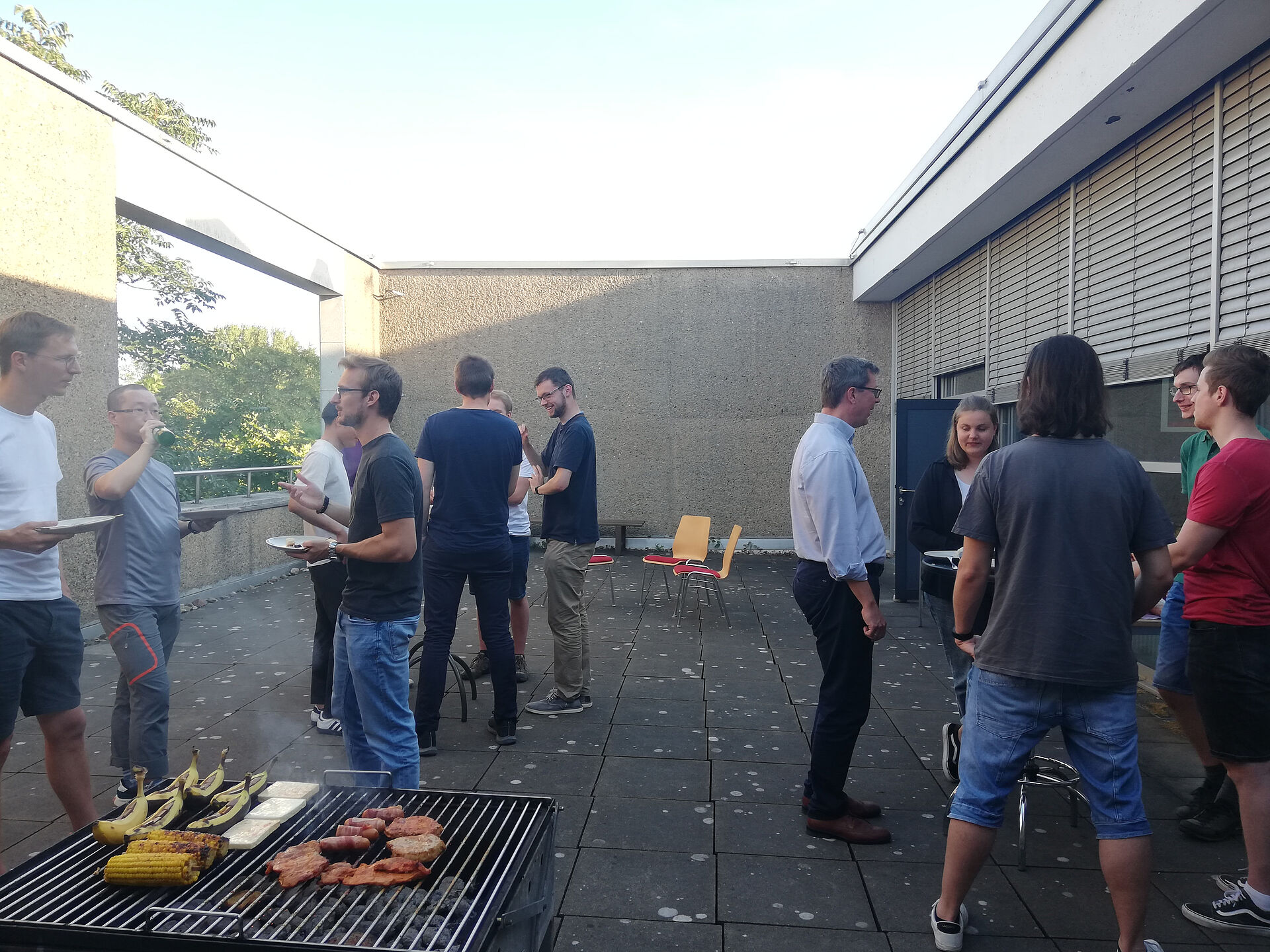 Studierende auf der Dachterrasse