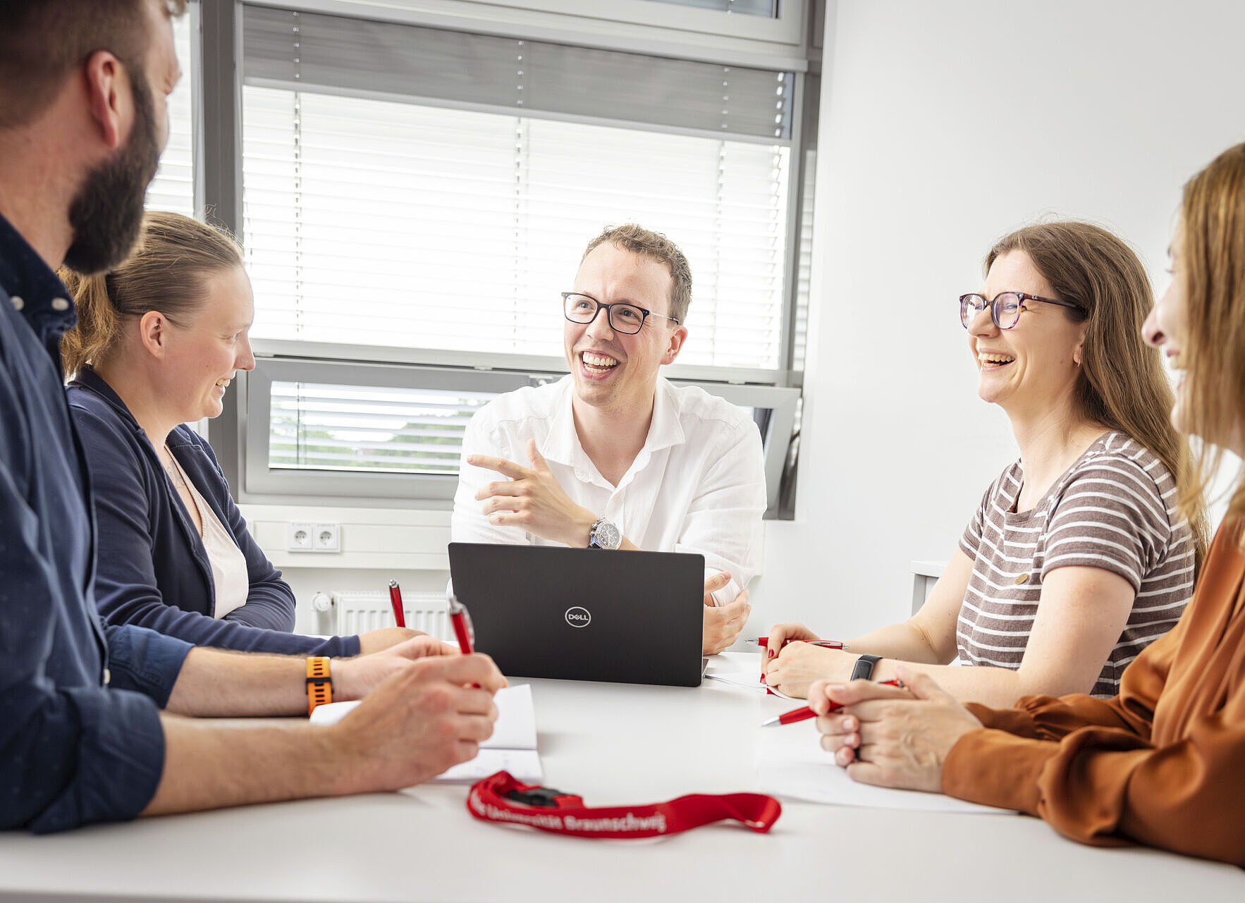 Mitarbeitende in einem Seminar