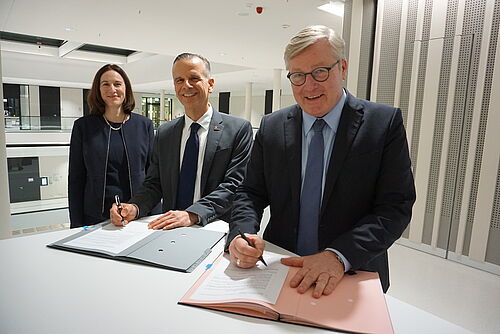 Vertragsunterzeichnung (von links): Dr. Anna Meincke, Dr. Thomas Schulmeyer und Dr. Bernd Althusmann. 