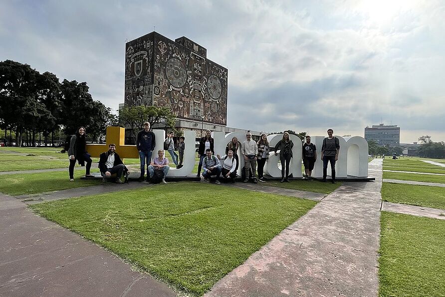 Campus der Universidad Nacional Autónoma de México (UNAM): Nach einer viel zu kurzen Nacht geht es gleich am ersten Tag bereits um 8:30 Uhr am Hotel los. Unser erster Programmpunkt ist der Besuch des Campus der UNAM im Süden der Stadt. Dort können wir uns ein Bild von den riesigen Ausmaßen dieser Universität machen (die UNAM zählt über 300.000 Mitglieder). 