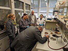 Schulungsteilnehmende üben die Probenvorbereitung