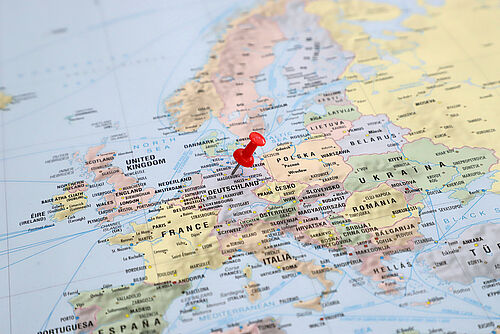 Karte von Europa mit einem roten Pin auf Braunschweig