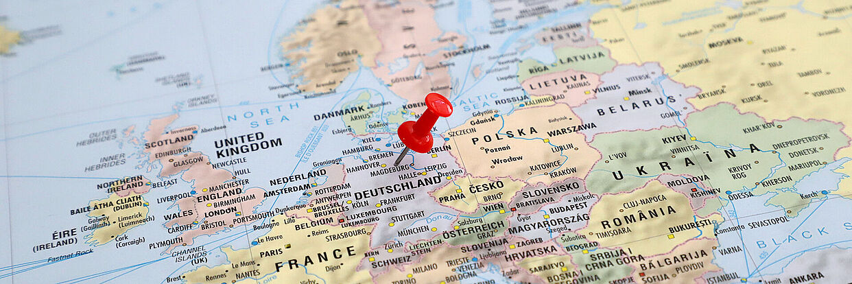 Karte von Europa mit einem roten Pin auf Braunschweig 