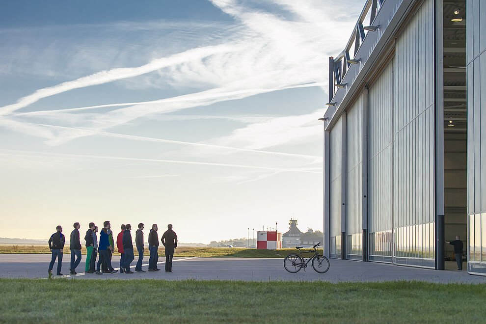 Papierfliegerweltrekord 2013 - Team vor dem Hangar