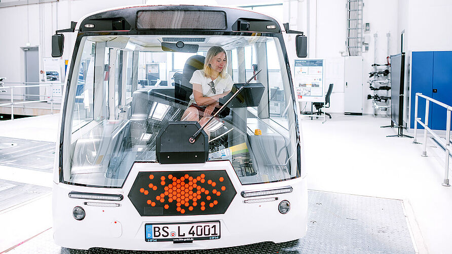 CampusXperience im NFF-Technikum: Junge Frau sitzt im autonomen Busshutlle LUNA