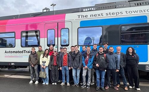 Gruppenfoto vorm Automated Train