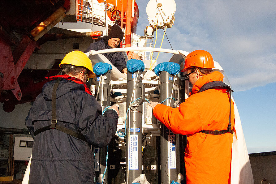 Die Probennahme auf See erfordert spezielles Equipment, dass gänzlich auf Metall verzichtet, wie diese spurenmetall-freien Probennahme-Flaschen, die an einem Teflon-beschichteten Gestell montiert sind. 