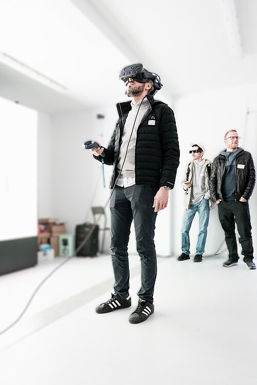Person mit VR Brille im weißen Raum