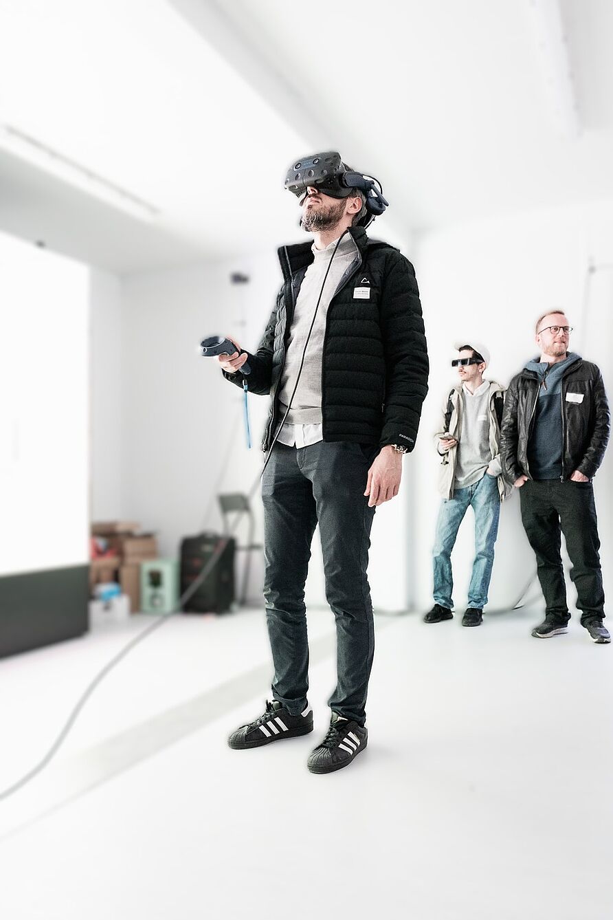Person mit VR Brille im weißen Raum