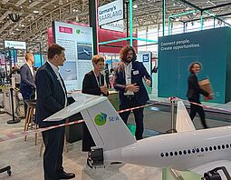 Valerio Mosca präsentiert der Präsidentin der TU Braunschweig Prof. Dr. Angela Ittel den Versuchsträger CLIME