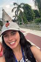 Selfie der Studentin vor dem Saraswati Tempel auf dem Campus des BITS Pilani.