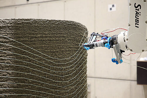 Individualisierte Faserverbundbewehrung wird in 3D-gedruckten Betonbauteilen integriert.