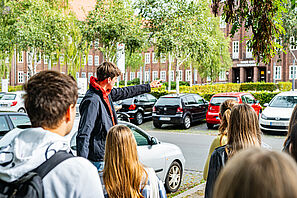 Eine Gruppe von Studieninteressierten steht vor dem Haus der Wissenschaft