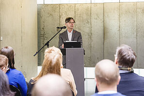 Prof. Dr. Knut Baumann, Vizepräsident für Studium und Lehre, hält ein Grußwort während der Feier zum 50-jährigen Jubiläum des Sprachenzentrums.