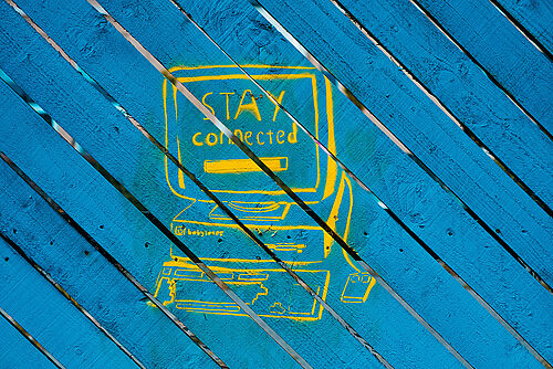 Zeichnung eines Computers, auf dessen Bildschirm "Stay Connected" zu lesen ist.