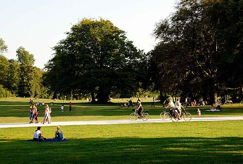 Menschen verbringen Zeit im Park