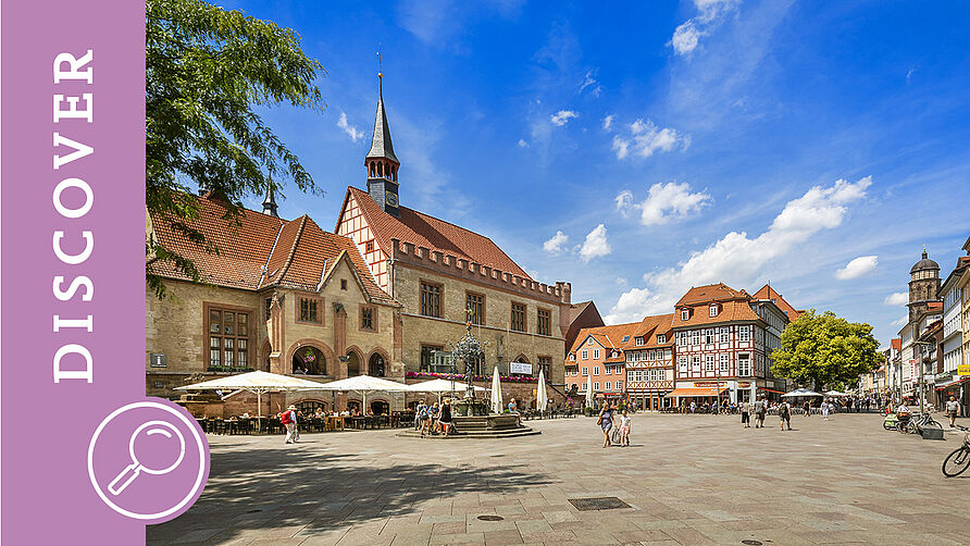 Das Alte Rathaus und der Marktplatz in Göttingen.