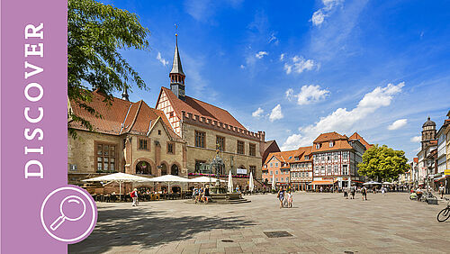 Das Alte Rathaus und der Marktplatz in Göttingen.