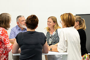 Teilnehmende im Gespräch