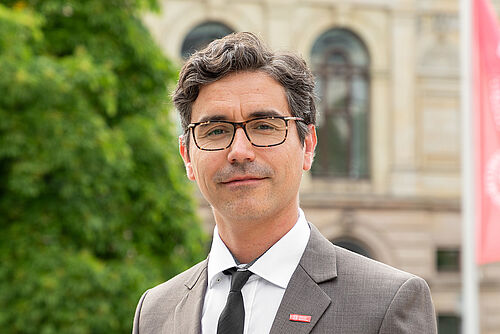 Zu sehen ist Professor Alejandro Tirachini