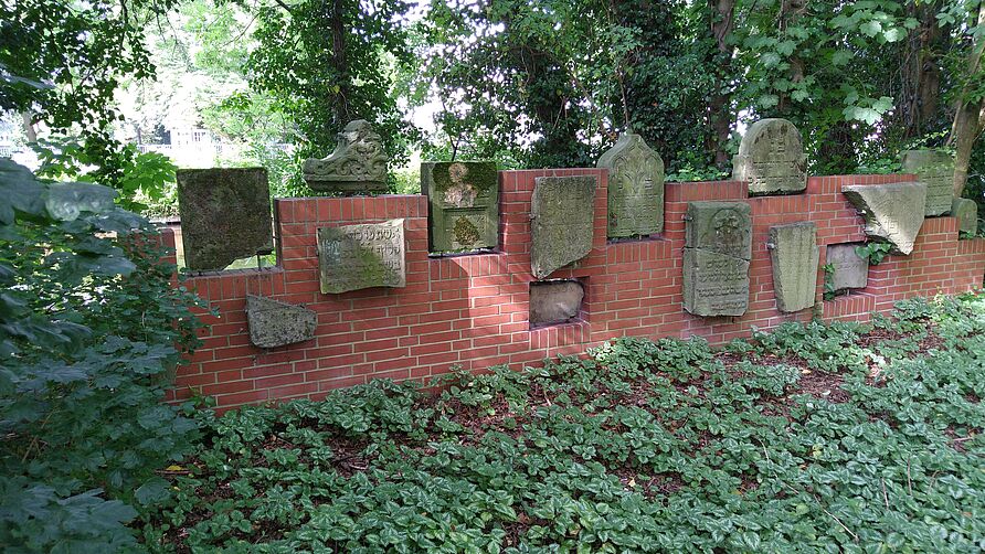 Emden - Mahnmal aus Grabsteinbruchstücken