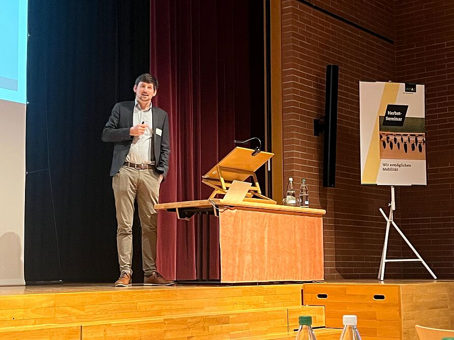 Johannes Büchner auf der Bühne beim MOAG Herbstseminar