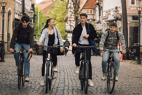 Students riding bicycles through the Magniviertel.