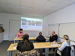 Teilnehmer sitzen bei Vorträgen im Besprechungsraum