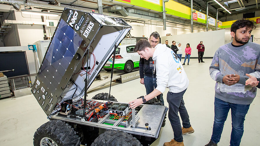 Zu Gast im NFF: Das studentische Team Polar der Technischen Universität Eindhoven präsentierten ihren selbstentwickelten Prototypen eines unbemannten Antarktis-Rover.