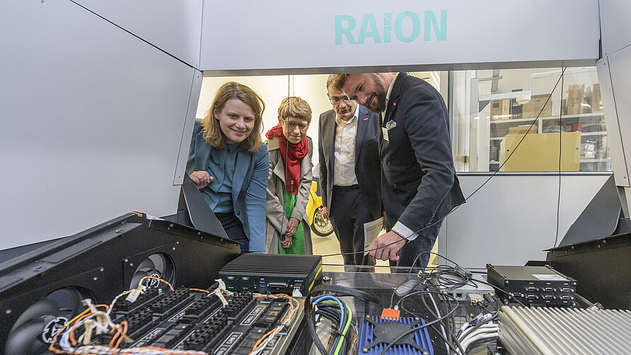 Besuch Ministerin Julia Willie Hamburg im NFF: Erläuterung der Technik des Versuchsfahrzeugs RAION.