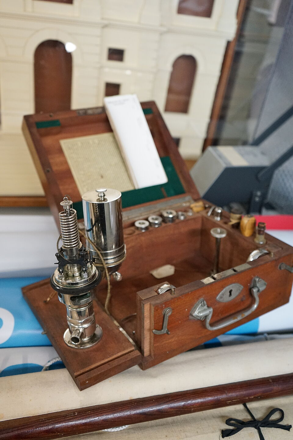 Wooden transport case with a volumetric flask from the 1910s. Used by the Institute of Milling for measurements in the field.