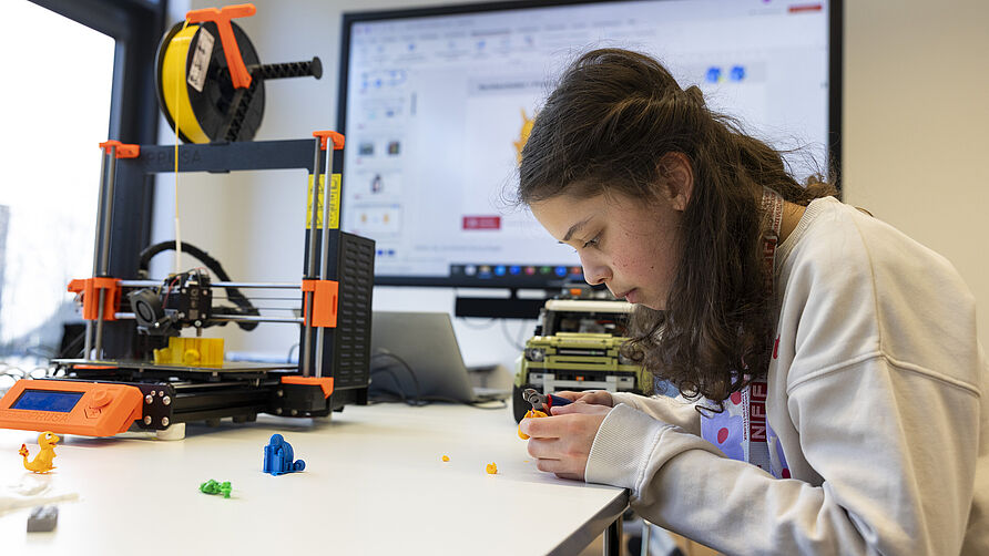 Zukunftstag 2025 am NFF: Schülerin setzt ein 3D-Werkzeug zusammen.