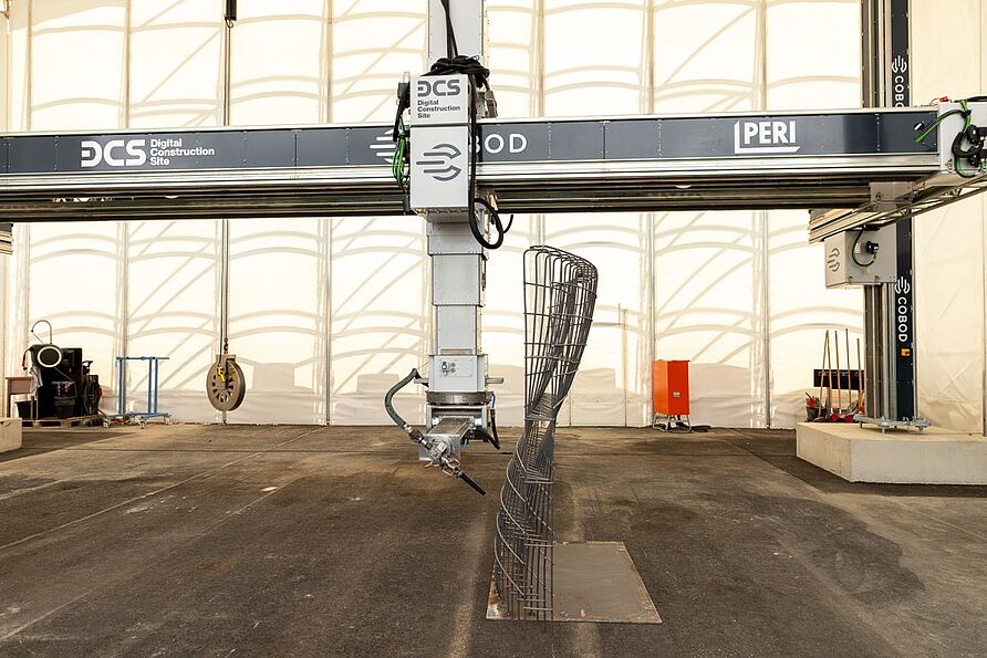 Das sechs Meter hohe 3D-Druckportal ist eine Weltneuheit, die gemeinsam von dem 3D-Druck-Unternehmen COBOD und der TU Braunschweig entwickelt wurde. 