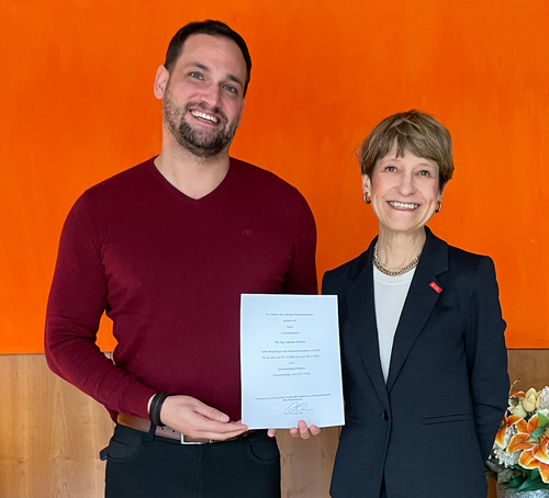 Professor Carsten Schilde mit Präsidentin Angela Ittel
