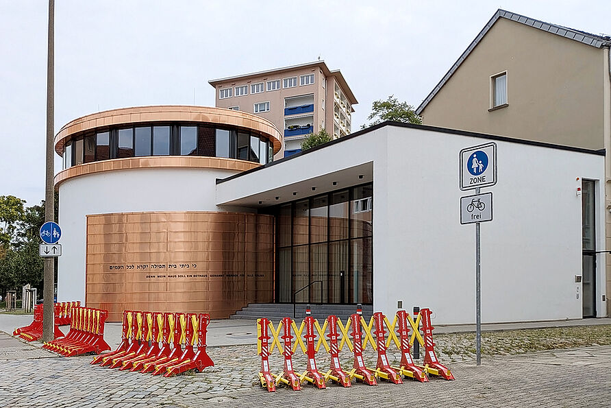 Zum Schutz vor Anschlägen stehen Fahrzeugsperren vor dem Eingang der Synagoge in Dessau.
