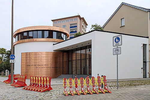 Zum Schutz vor Anschlägen stehen Fahrzeugsperren vor dem Eingang der Synagoge in Dessau.