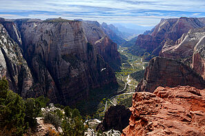 Blick von einem Aussichtspunkt auf den Zion Nationalpark im Südwesten von Utah in den USA.
