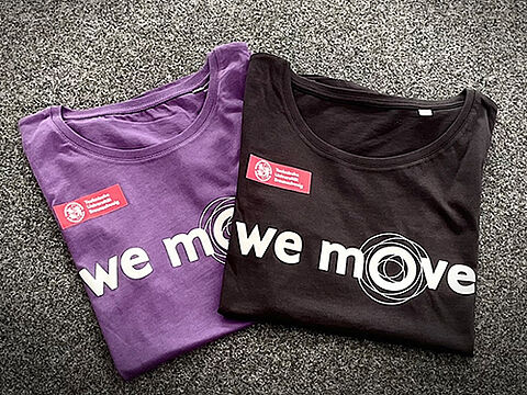 Shirts mit dem Aufdruck "we move"