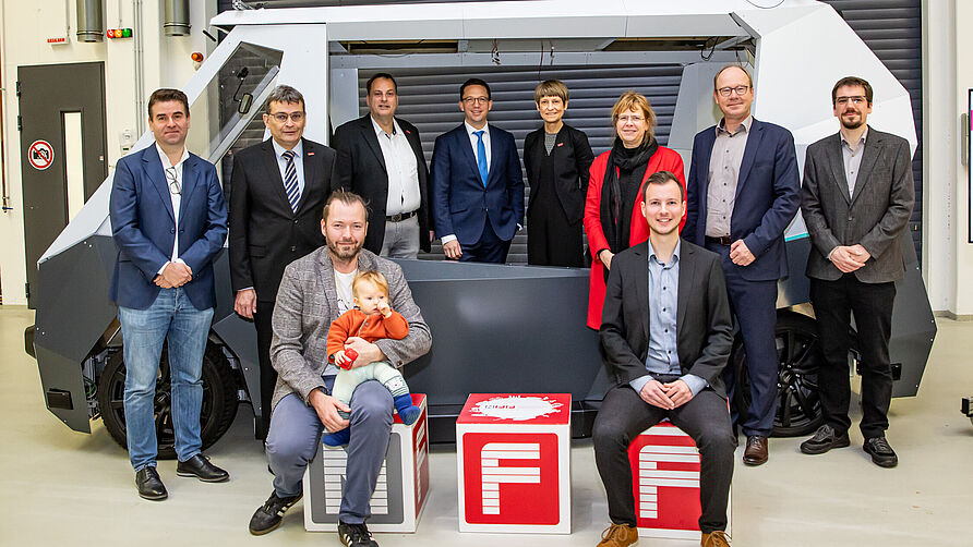 Besuch Nds. WIssenschaftsminister Falco Mohrs am 20.11.2023 im NFF: Gruppenfoto im Technikum