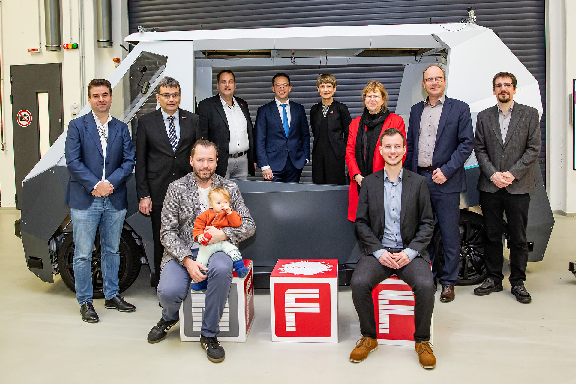 Besuch Nds. WIssenschaftsminister Falco Mohrs am 20.11.2023 im NFF: Gruppenfoto im Technikum