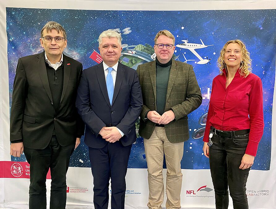 Austausch über Mobilitätskonzepte der Zukunft (v.l.n.r.): Professor Thomas Vietor (Vorstandssprecher NFF), S.E. Dilshod Akhatov (Botschafter der Republik Usbekistan), Carsten (Braunschweiger Bundestagsabgeordneter) und Nadine Pieper (Geschäftsführerin NFF). 