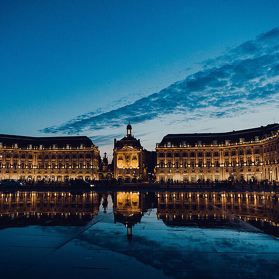 Place de la bourse in Bordeaux bei Nacht. 