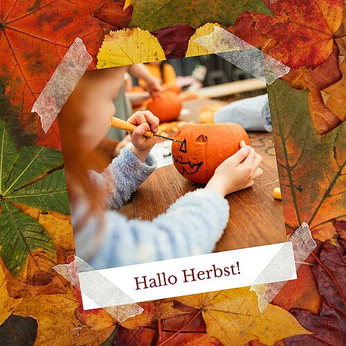 Herbstbild: Ein Kind schnitzt einen Kürbis aus